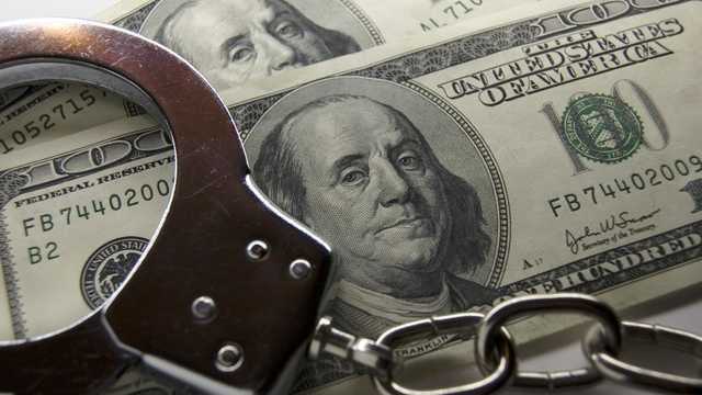 Во Львове поймали двух полицейских на крупной взятке