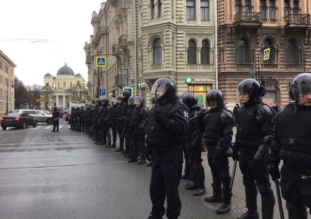 В ходе протестов в России задержали около 180 человек