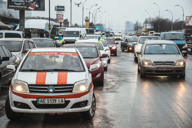 Автоколонна из Киева отправилась на место боя почтить память героев Крут