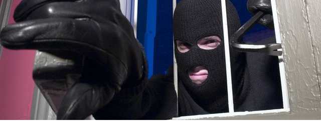 Под Киевом двое вооруженных мужчин в масках пытались ограбить дом