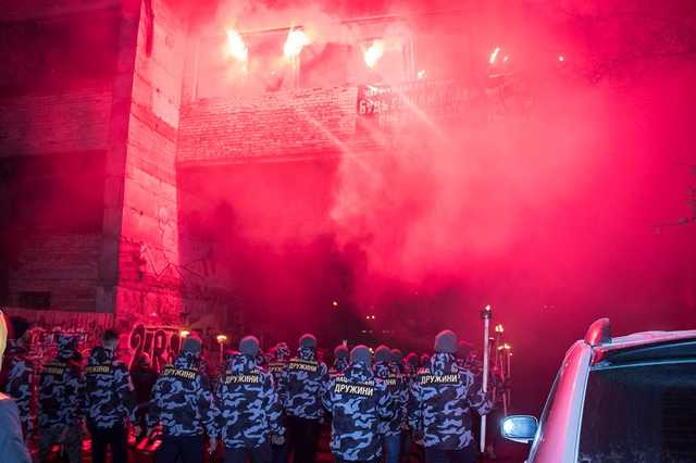 В центре Киева жгли факелы и открыли памятник в честь героев Крут