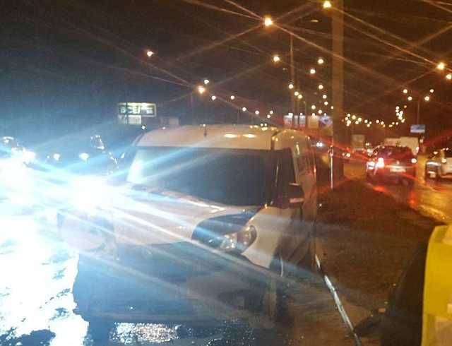 У Києві Fiat врізався у Lexus через непрацюючий світлофор, є постраждалий