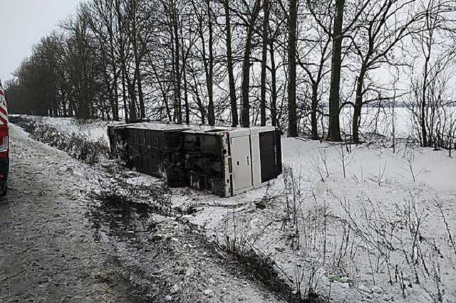 На Харьковщине перевернулся автобус: есть пострадавшие