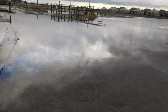 На полигоне в Гончаровске потоп: палатки военных стоят в огромных лужах