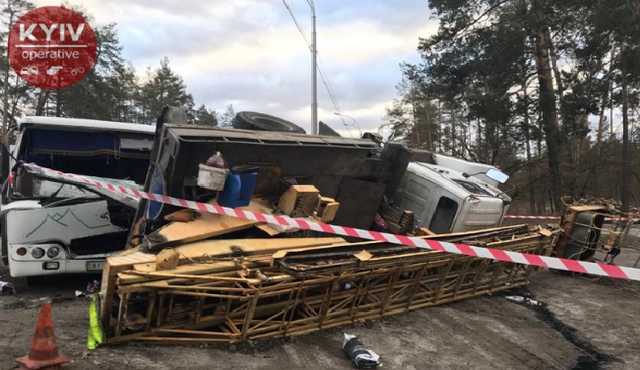 Под Киевом при обгоне маршрутка с людьми врезалась в грузовик