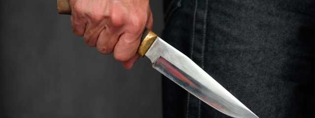 В Киеве мужчина напился и пошел резать людей на улице