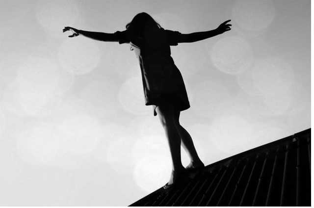 В Киеве женщина выбросилась с 12-го этажа: момент попал на камеру