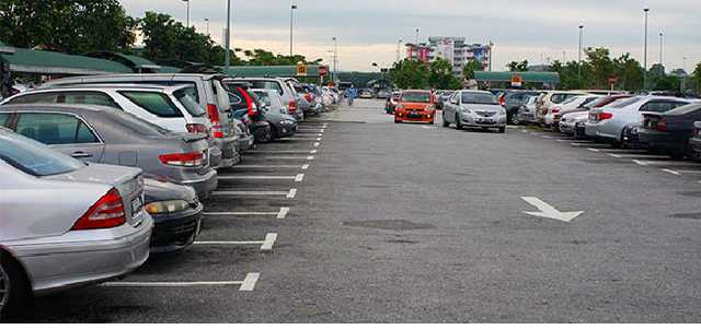 Водитель на донецких номерах занял два паркоместа для людей с ограниченными возможностями