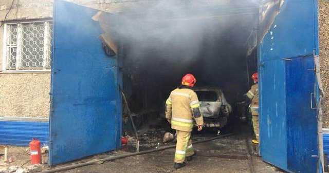 В Киеве – масштабный взрыв на СТО: обгорели четыре машины