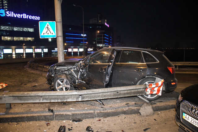 В Киеве Audi протаранила Honda и застряла между столбом и отбойником