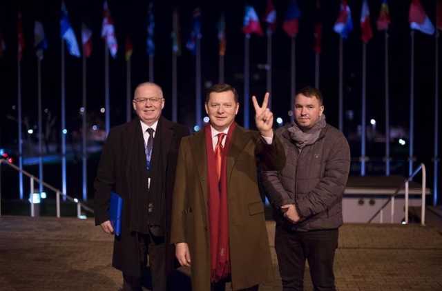 Олег Ляшко носит красный шарфик почти за 10 000 грн