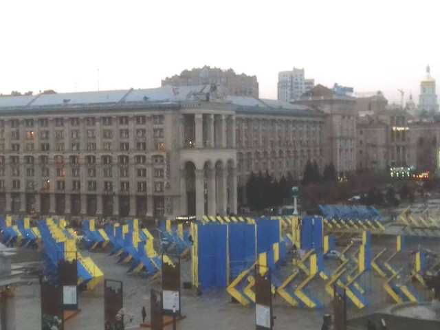 Место завтрашнего митинга Саакашвили заставили сине-желтыми конструкциями