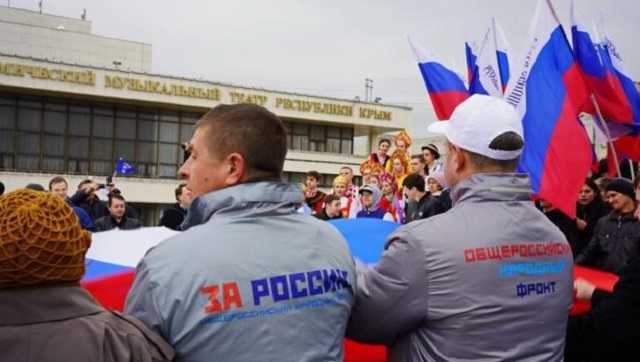 Школьники в ватниках, женщины в кокошниках: появились возмутительные фото из Крыма