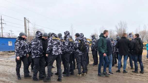 В Киеве члены "Национальной дружины" валили забор законного строительства: вмешалась полиция