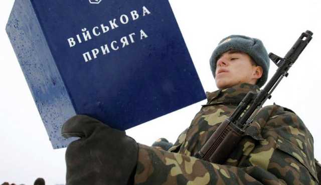 Журналисту вручили повестку в армию прямо на экзамене в университете