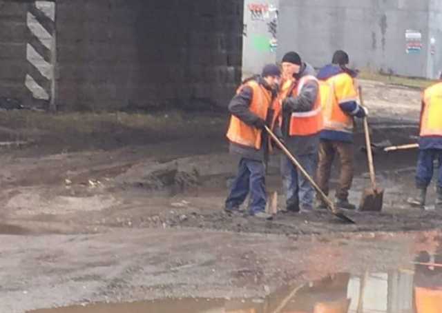 Это наши колеса, ходовка и налоги: сеть взбесил ремонт дороги по-украински