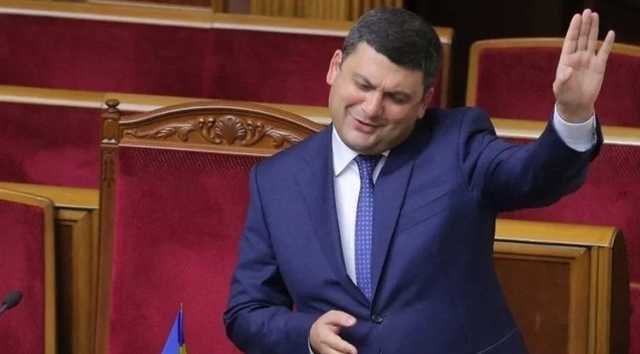 Лавровый венок и “самолет”: какими подарками засыпали Гройсмана