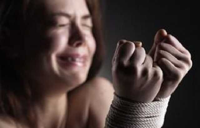 Ломал руки и пихал в мусорку: украинцев испугал инцидент в Киеве