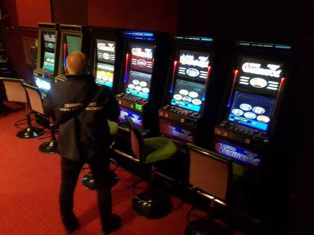 В Киеве вход в подпольное казино устроили через шкаф