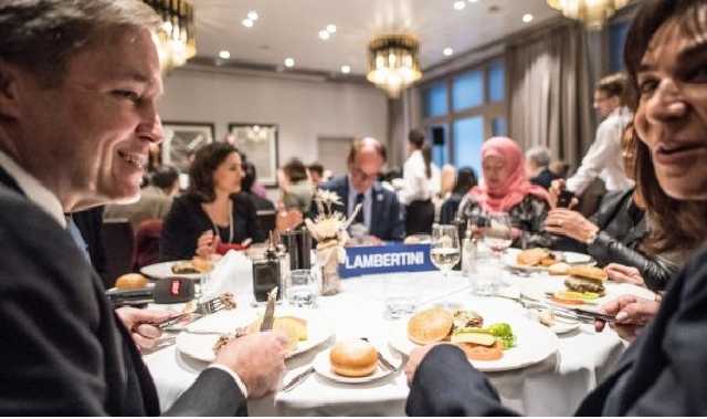 На завтрак с Трампом приехали несколько десятков украинцев