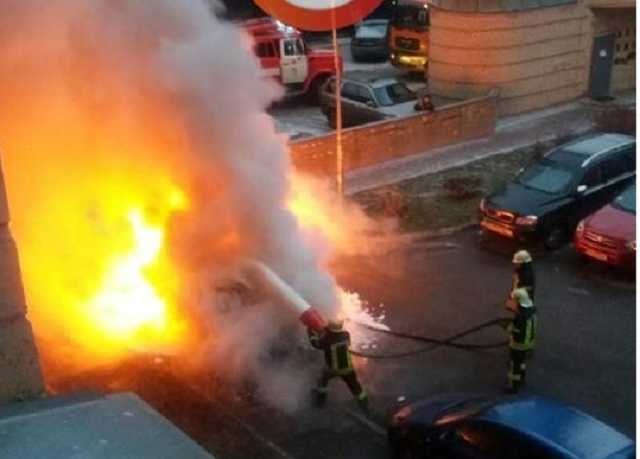 "Fire show" на Микільсько-Слобідській: У столиці підпалили BMW