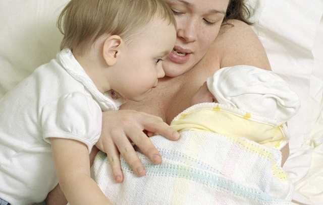 Кабмин усложнил жизнь матерям-одиночкам: денег будет меньше