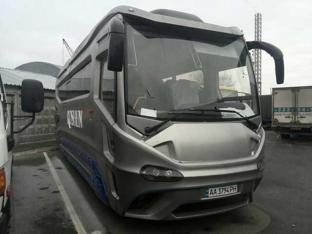 Наша відповідь Tesla: в Києві помітили «космічний» автобус