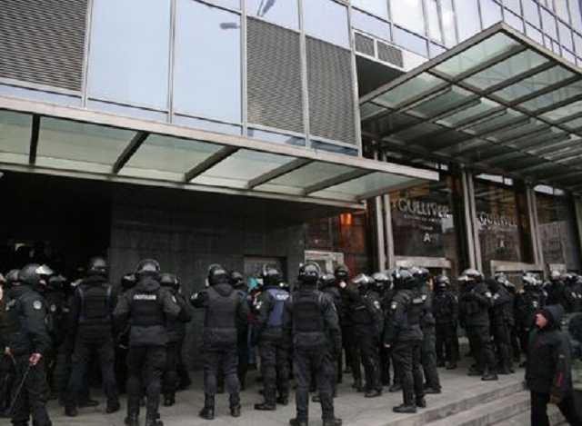 Захват «Вестей»: Неизвестные применяют дымовые шашки. Кувалдами разрушают двери, конфликт обостряется