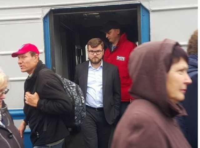 Лебедь спрятал концы в воду