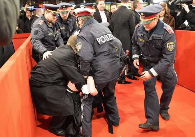 Femen оголилась на Венском балу из-за Порошенко