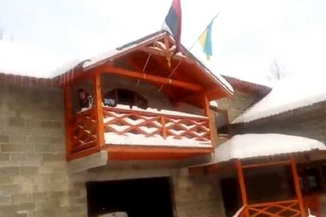 "А то приедут АТОшники!" На Закарпатье поляка заставили поднять флаг УПА