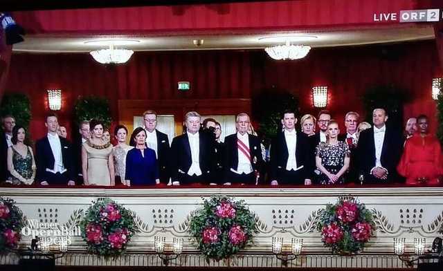 Порошенко на Венском балу уселся на место жены президента Австрии