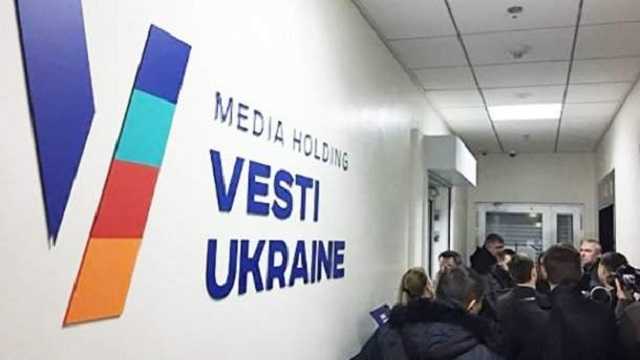 В офисе "Вестей" забаррикадировались неизвестные и брызгают в журналистов газом. Фото