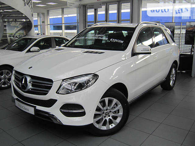 На Харьковщине дочь мэра с “учительской” зарплатой купила очередную иномарку