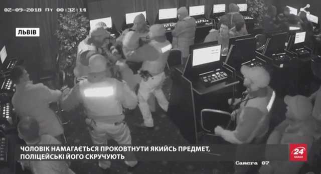 Во Львове парень проглотил найденный полицейскими пакетик и умер