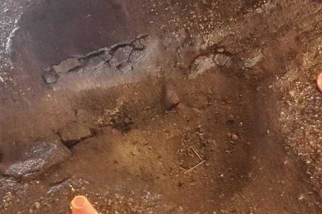 Рвет, как пластик: в Киеве на Шулявском мосту образовалась яма