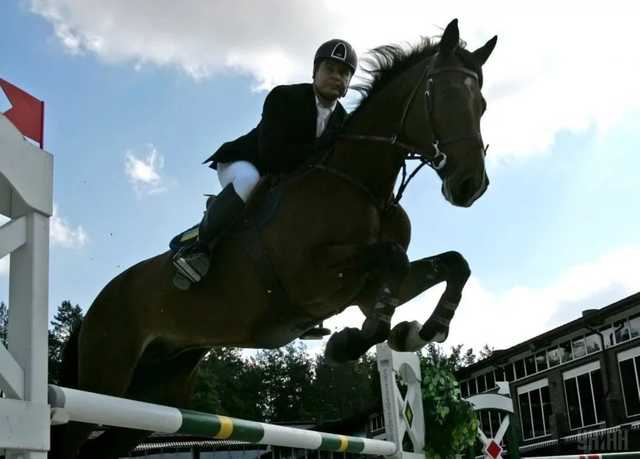 Главный любитель лошадей: как беглый нардеп Онищенко развлекается за границей