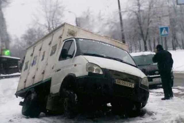 В Киеве под асфальт провалился хлебовоз. Появились фото