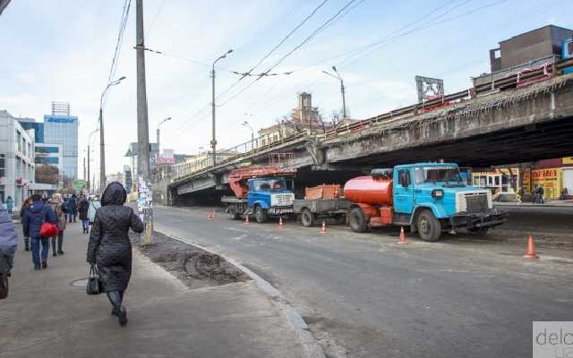 Коммунальщики залатали яму на Шулявском мосту в Киеве