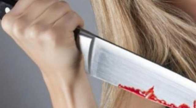 Девушка напала с ножом на двух парней