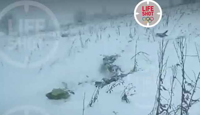 Появились первые кадры разбившегося в России самолета