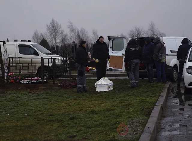 Новый ад для родителей: тела погибших в “Виктории” девочек достали из могил