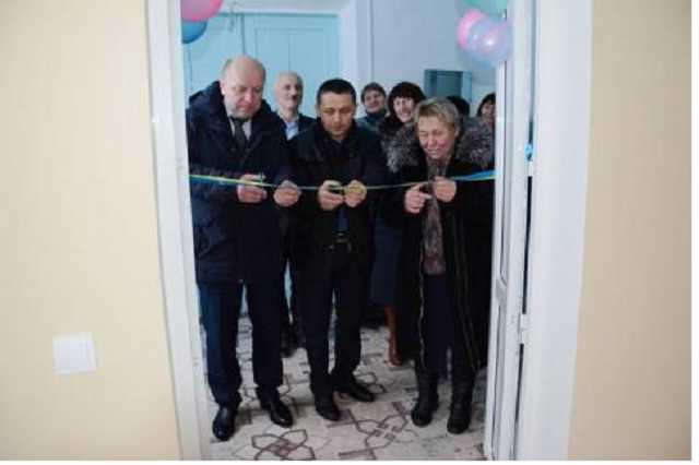 Урочисто перерізали стрічку: Вінницькі чиновники провели помпезну церемонію відкриття туалету