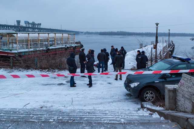 В Днепре нашли плавающий труп мужчины с пистолетом в руке