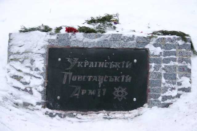 В Харькове неизвестные раскрасили памятник воинам УПА в цвета польского флага