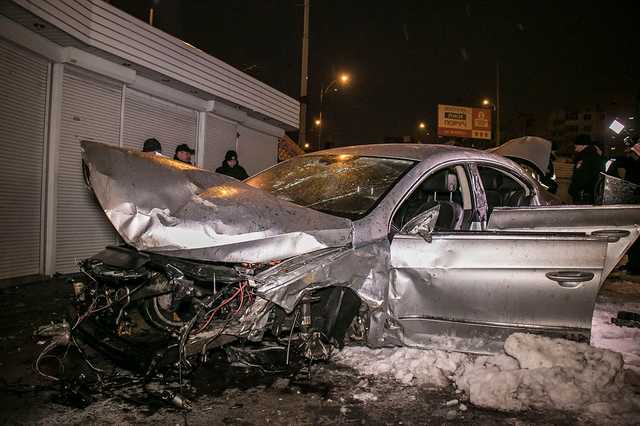 В Киеве Volkswagen пролетел 20 метров и приземлился в подземный переход