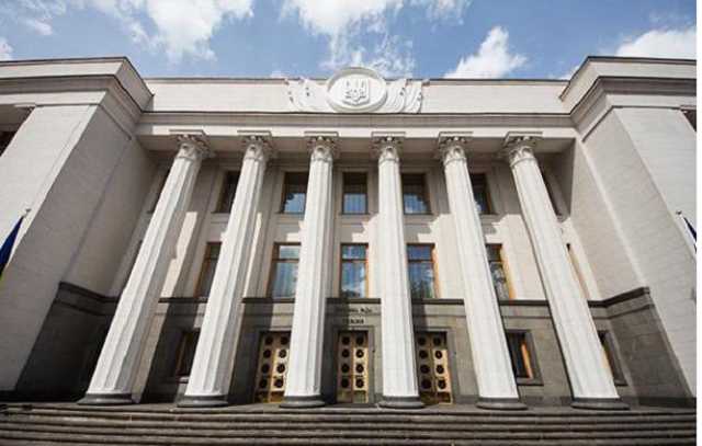 Пустые коридоры и многочисленные выходные – чем депутаты занимаются на работе