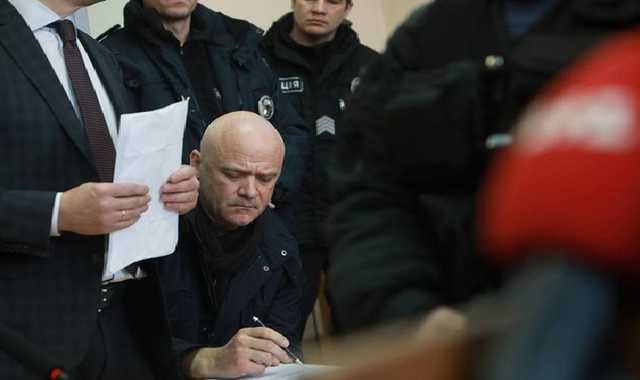 Возле Соломенского суда нашли гранату и пистолет