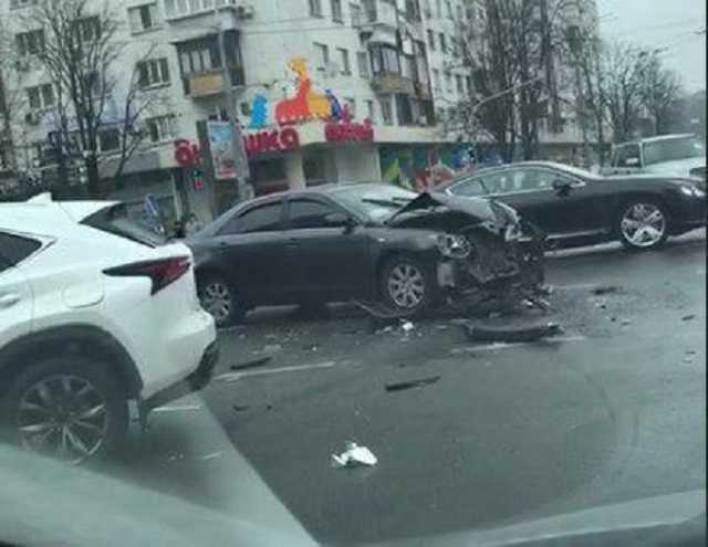 В Киеве разбился элитный автомобиль Bentley