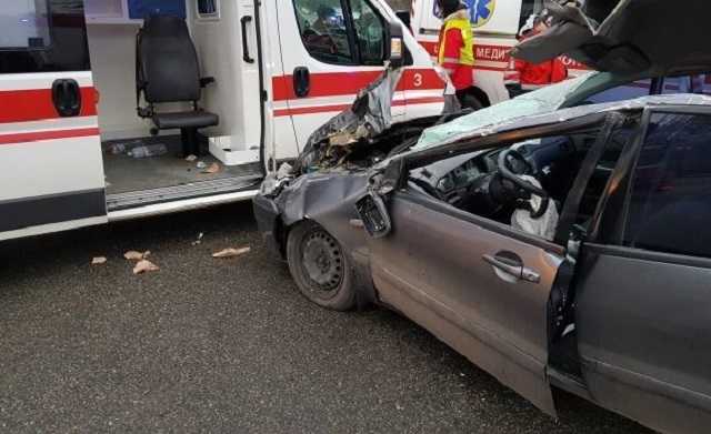 Масштабное ДТП под Киевом: столкнулись микроавтобус, «скорая» и легковушка. Подробности